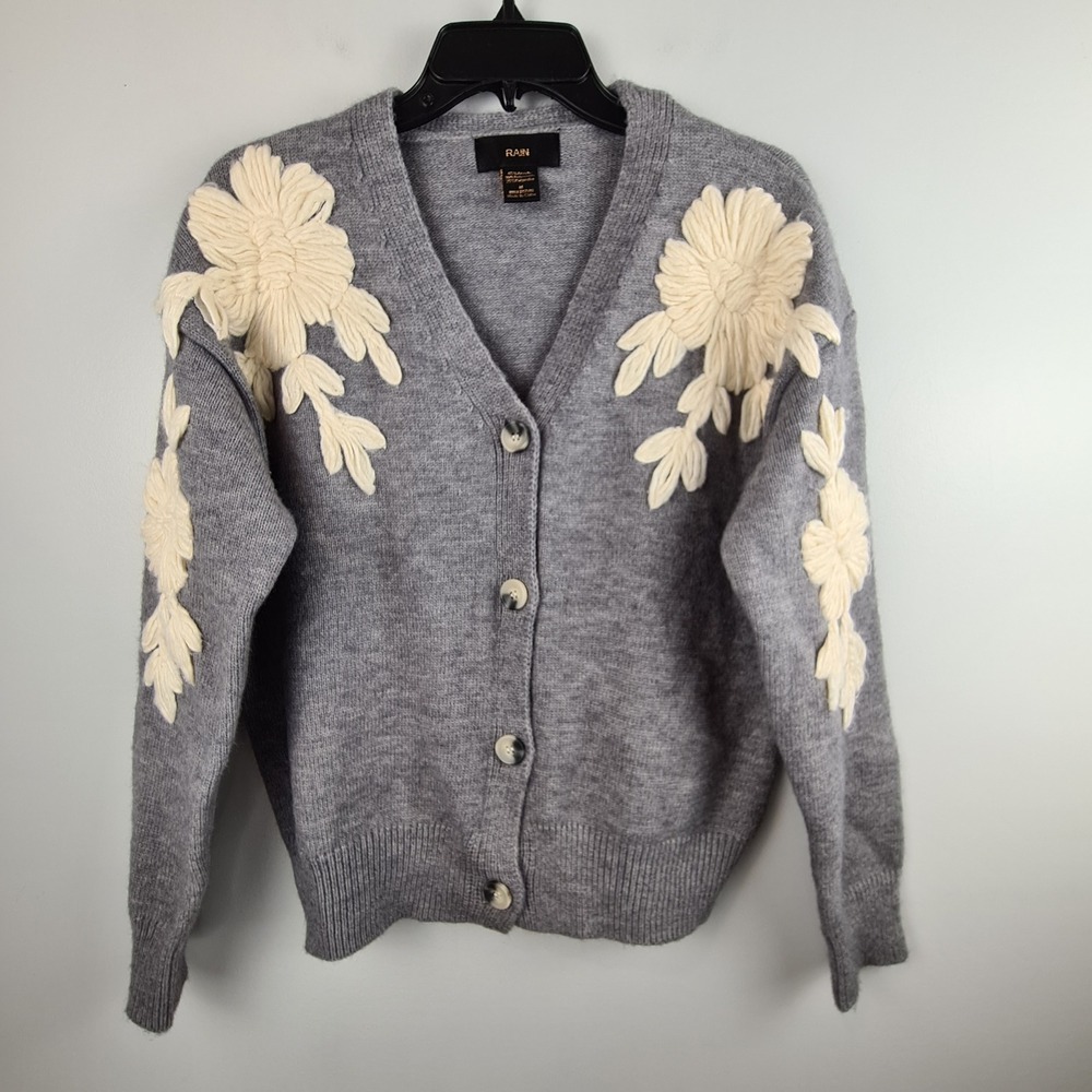 Rain Women Gray Chunky Floral Applique Button Front V-Neck Cardigan Sweater M